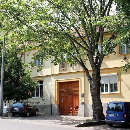 Veva Apartman - Eger Maganszallashely Extérieur photo