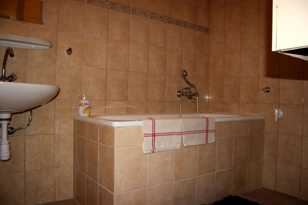 Veva Apartman - Eger Maganszallashely Extérieur photo