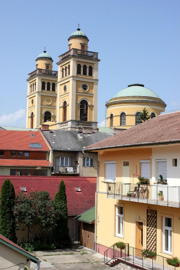 Veva Apartman - Eger Maganszallashely Extérieur photo